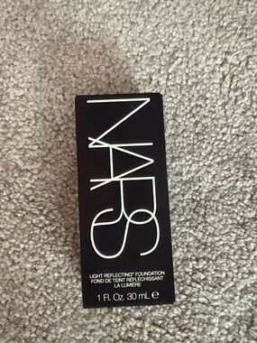 NARS Light Reflecting Foundation - Shade Mont Blanc Light2